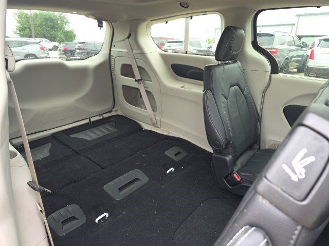 Certified 2022 Chrysler Pacifica Touring-L AWD/4WD image 13