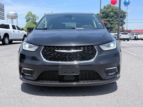 Used 2023 Chrysler Pacifica Touring-L image 3