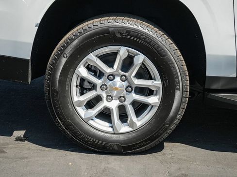 New 2026 Chevrolet Suburban LT w/ Comfort Package AWD/4WD image 12