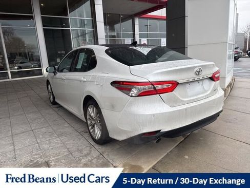 Used 2018 Toyota Camry XLE image 12