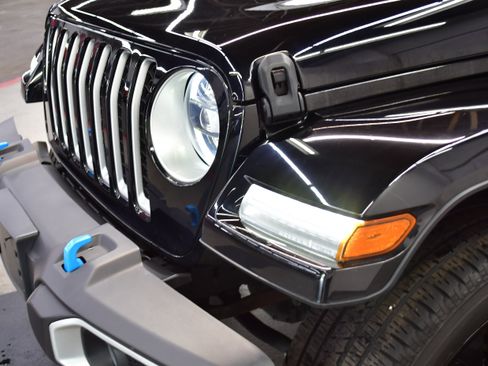 Used 2023 Jeep Wrangler Unlimited Sahara w/ Cold Weather Group AWD/4WD image 31
