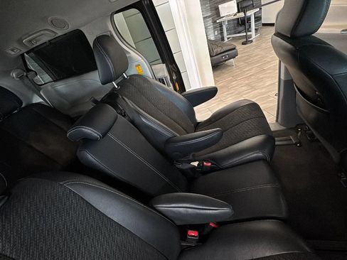 Used 2014 Toyota Sienna SE FWD image 22