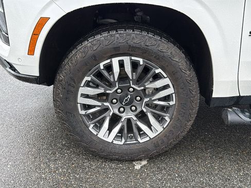 Certified 2025 Chevrolet Suburban Z71 image 11