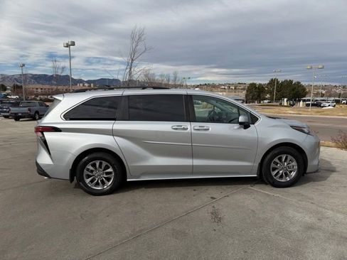 Used 2022 Toyota Sienna LE image 10