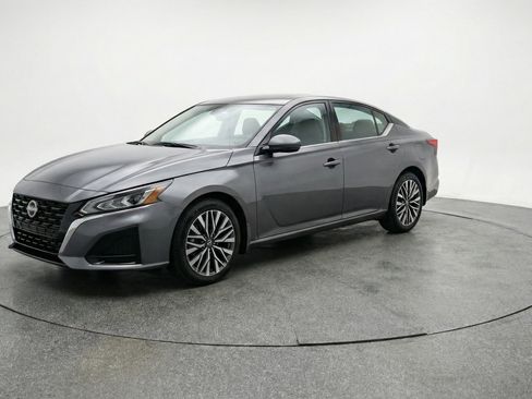 Used 2025 Nissan Altima 2.5 SV image 3