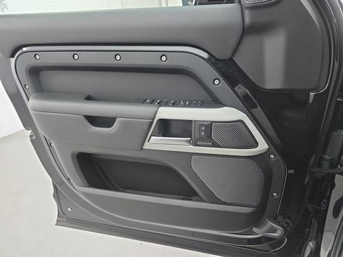 Used 2024 Land Rover Defender 110 SE image 26