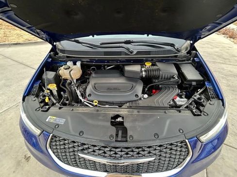 Used 2021 Chrysler Pacifica Touring-L w/ Uconnect Theater Family Group image 30