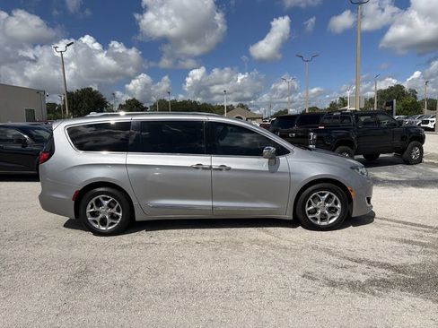 Used 2017 Chrysler Pacifica Limited w/ UConnect Theater Package FWD image 2