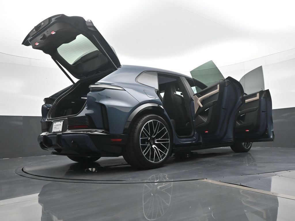 Certified 2026 Porsche Cayenne Turbo AWD/4WD image 28