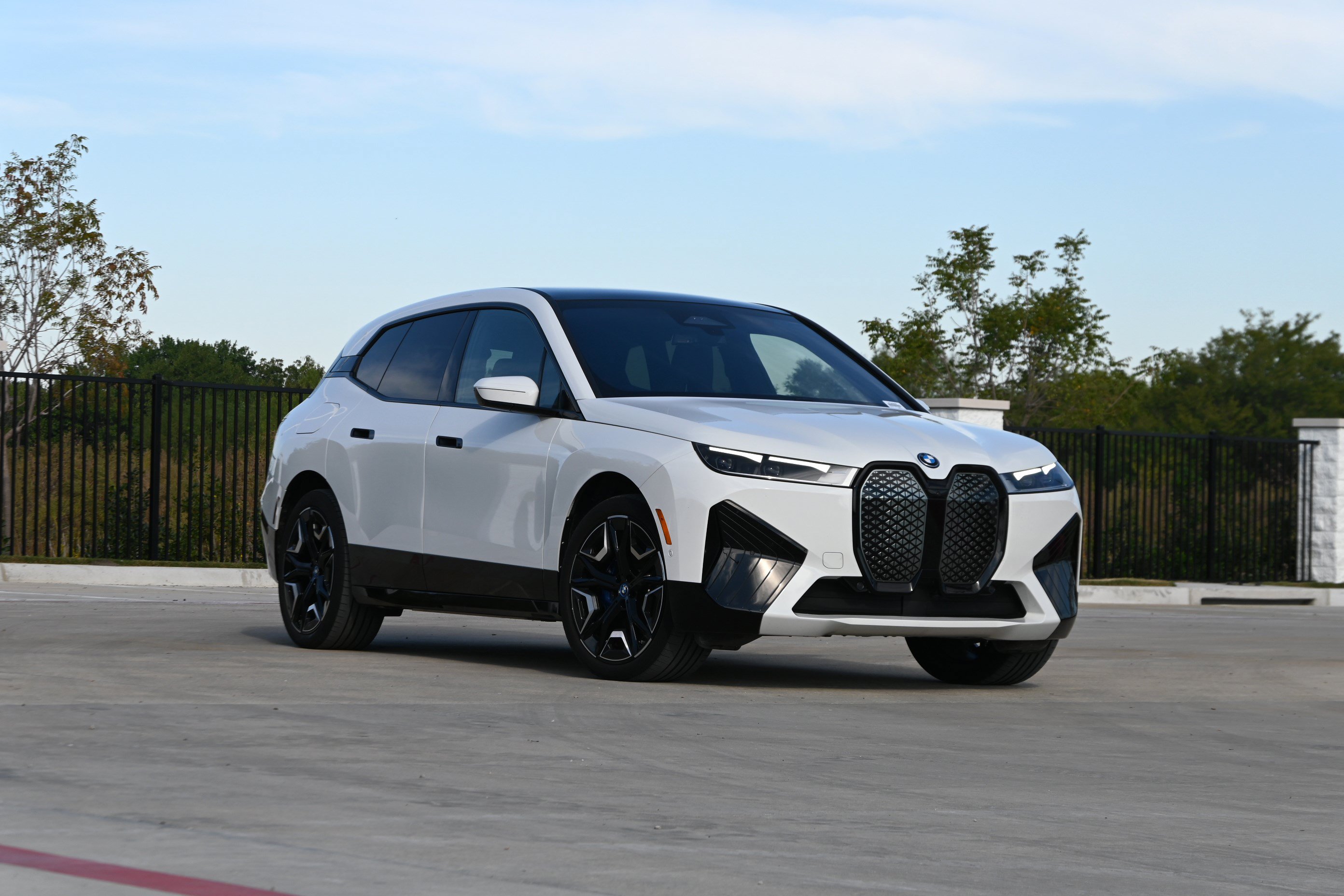 Certified 2025 BMW iX xDrive50 w/ Premium Package AWD/4WD image 2