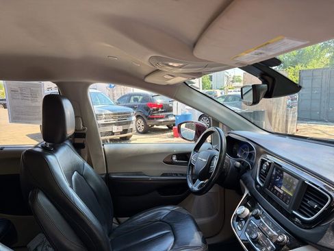 Used 2019 Chrysler Pacifica Touring-L FWD image 12