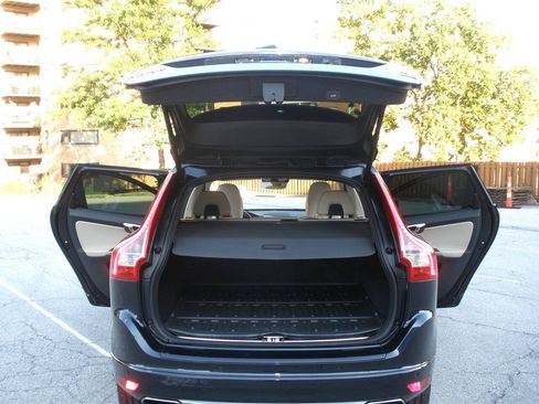 Used 2016 Volvo XC60 T6 Platinum w/ Protection Package AWD/4WD image 21