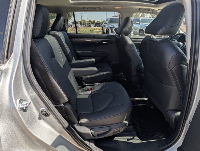 Used 2025 Toyota Highlander Platinum AWD/4WD image 32