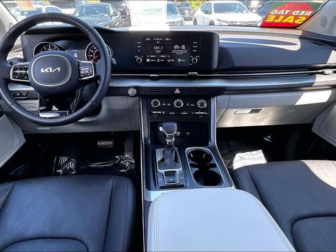 Used 2024 Kia Carnival LX image 15