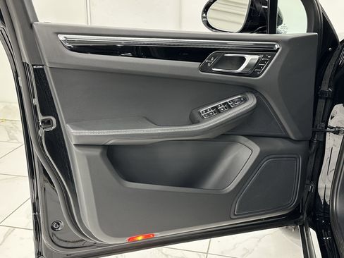 Certified 2024 Porsche Macan image 27