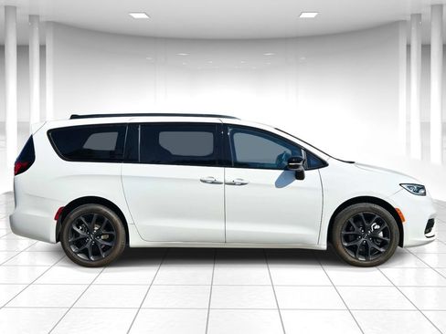 Certified 2024 Chrysler Pacifica Limited w/ S Appearance Package AWD/4WD image 2