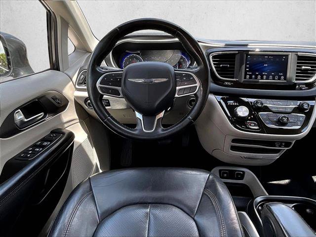 Used 2020 Chrysler Pacifica Touring-L FWD image 5