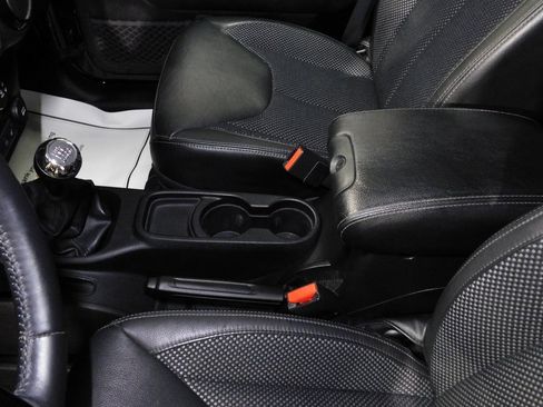 Used 2016 Jeep Wrangler Unlimited Sahara image 42