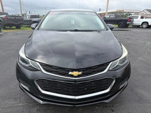 Used 2018 Chevrolet Cruze LT w/ Convenience Package FWD image 2