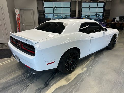 Used 2016 Dodge Challenger SRT w/ Technology Group RWD image 31