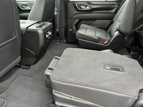 Used 2024 GMC Yukon SLT w/ SLT Luxury Package image 18