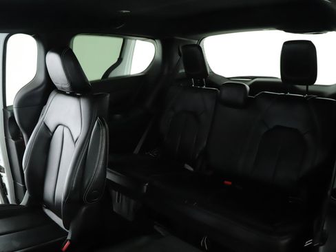 Used 2022 Chrysler Pacifica Touring-L w/ S Appearance Package image 8