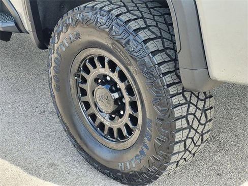 Used 2025 GMC Sierra 2500 AT4X w/ AT4X AEV Edition image 7