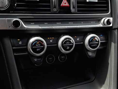 Used 2022 Genesis G70 2.0T image 15