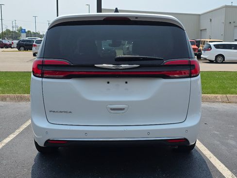 Used 2024 Chrysler Pacifica Touring-L FWD image 4