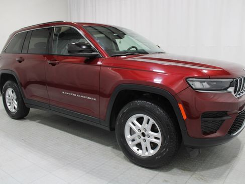 Used 2023 Jeep Grand Cherokee Laredo AWD/4WD image 4