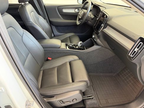 Certified 2025 Volvo XC40 B5 Plus image 22