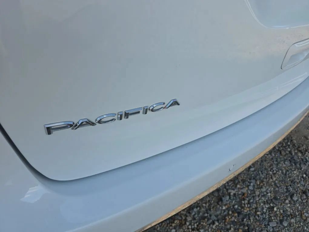 Used 2023 Chrysler Pacifica Touring-L FWD image 11