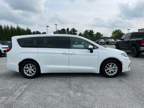 Used 2023 Chrysler Pacifica Touring-L FWD image 2