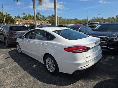 Used 2020 Ford Fusion SE image 3