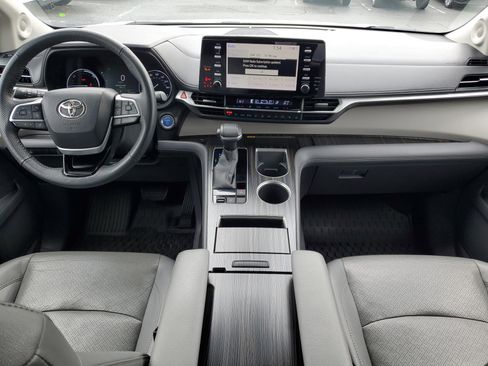 Used 2022 Toyota Sienna Limited image 16