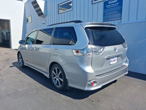 Used 2019 Toyota Sienna SE FWD image 3