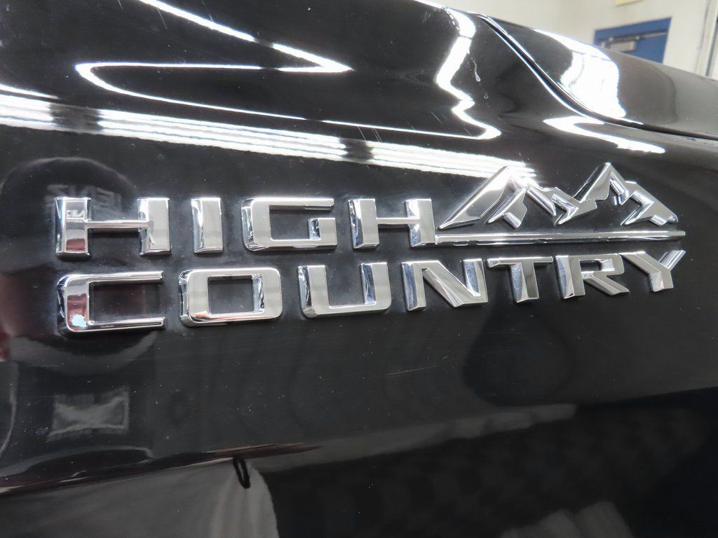 Used 2025 Chevrolet Suburban High Country AWD/4WD image 57