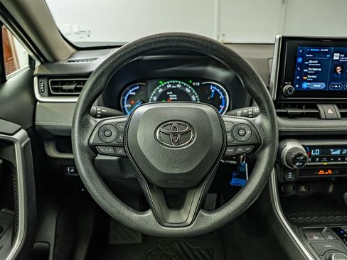 Used 2025 Toyota RAV4 LE AWD/4WD image 22