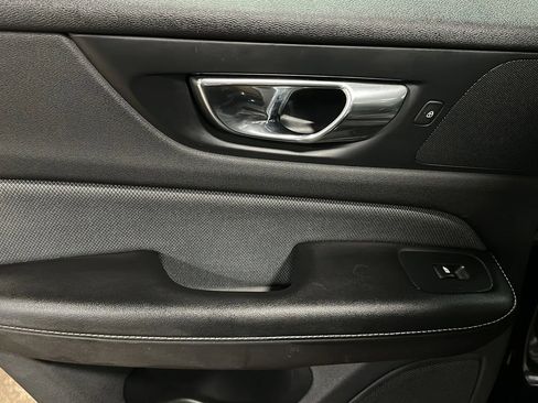 Used 2019 Volvo S60 T8 R-Design image 12