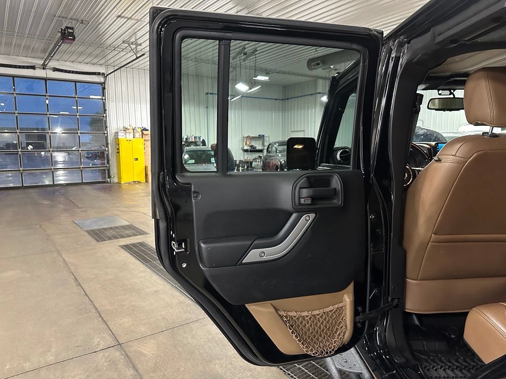 Used 2015 Jeep Wrangler Unlimited Sahara w/ Connectivity Group AWD/4WD image 20