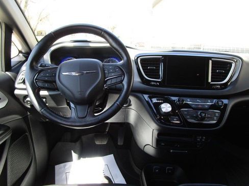 Used 2020 Chrysler Pacifica Touring-L Plus w/ S Appearance Package FWD image 15