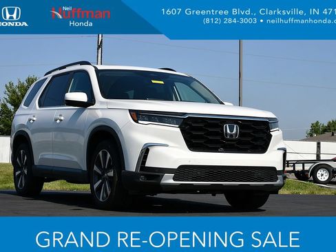 Used 2025 Honda Pilot Touring image 1