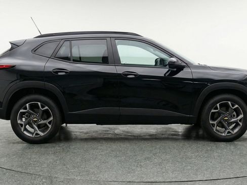 Used 2025 Chevrolet Trax LT w/ LT Convenience Package image 11