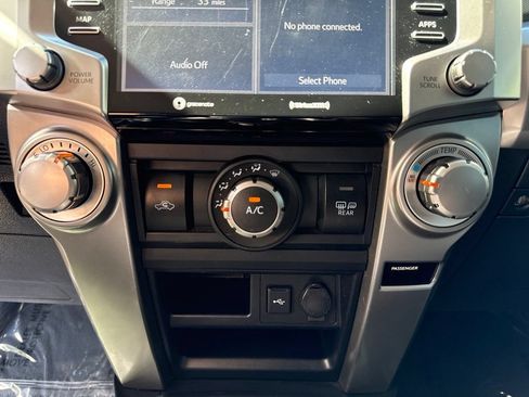 Used 2020 Toyota 4Runner SR5 AWD/4WD image 18