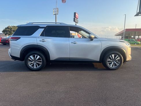 Used 2025 Nissan Pathfinder SL AWD/4WD image 9
