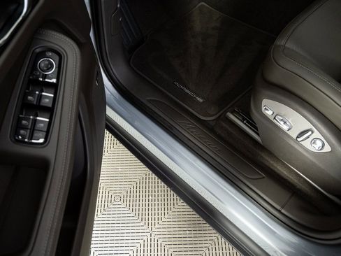 New 2026 Porsche Macan Base image 8