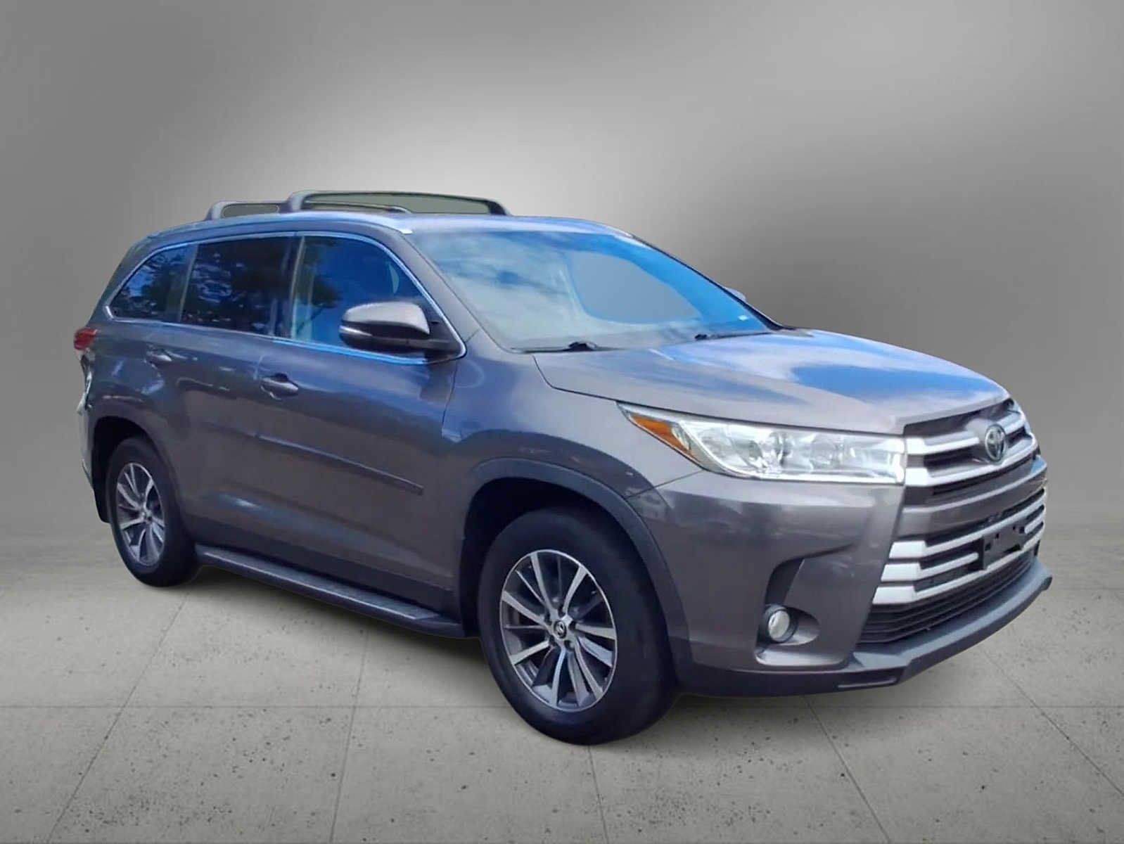 Used 2019 Toyota Highlander XLE AWD/4WD image 2