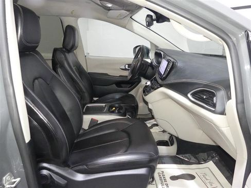 Used 2023 Chrysler Pacifica Touring-L FWD image 23