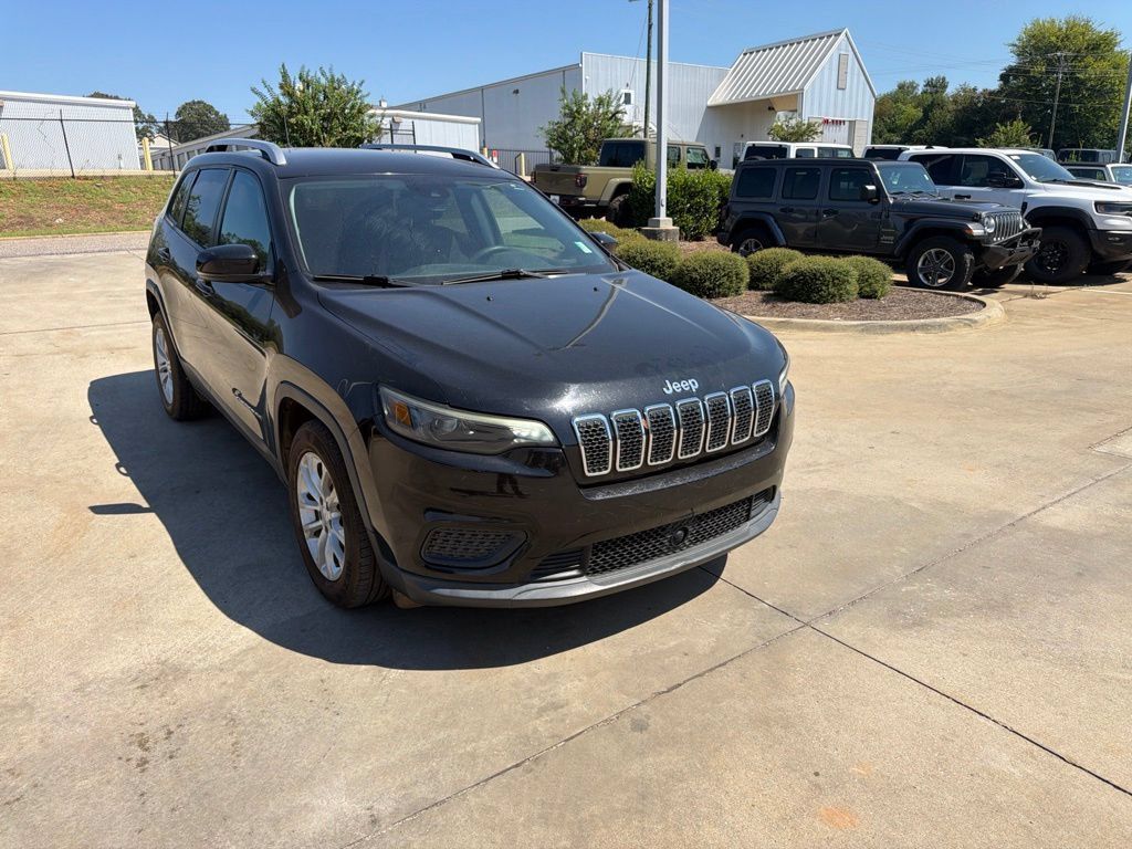 Used 2021 Jeep Cherokee Latitude FWD image 2
