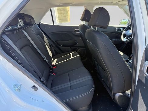 Used 2025 Hyundai Venue SEL FWD image 16